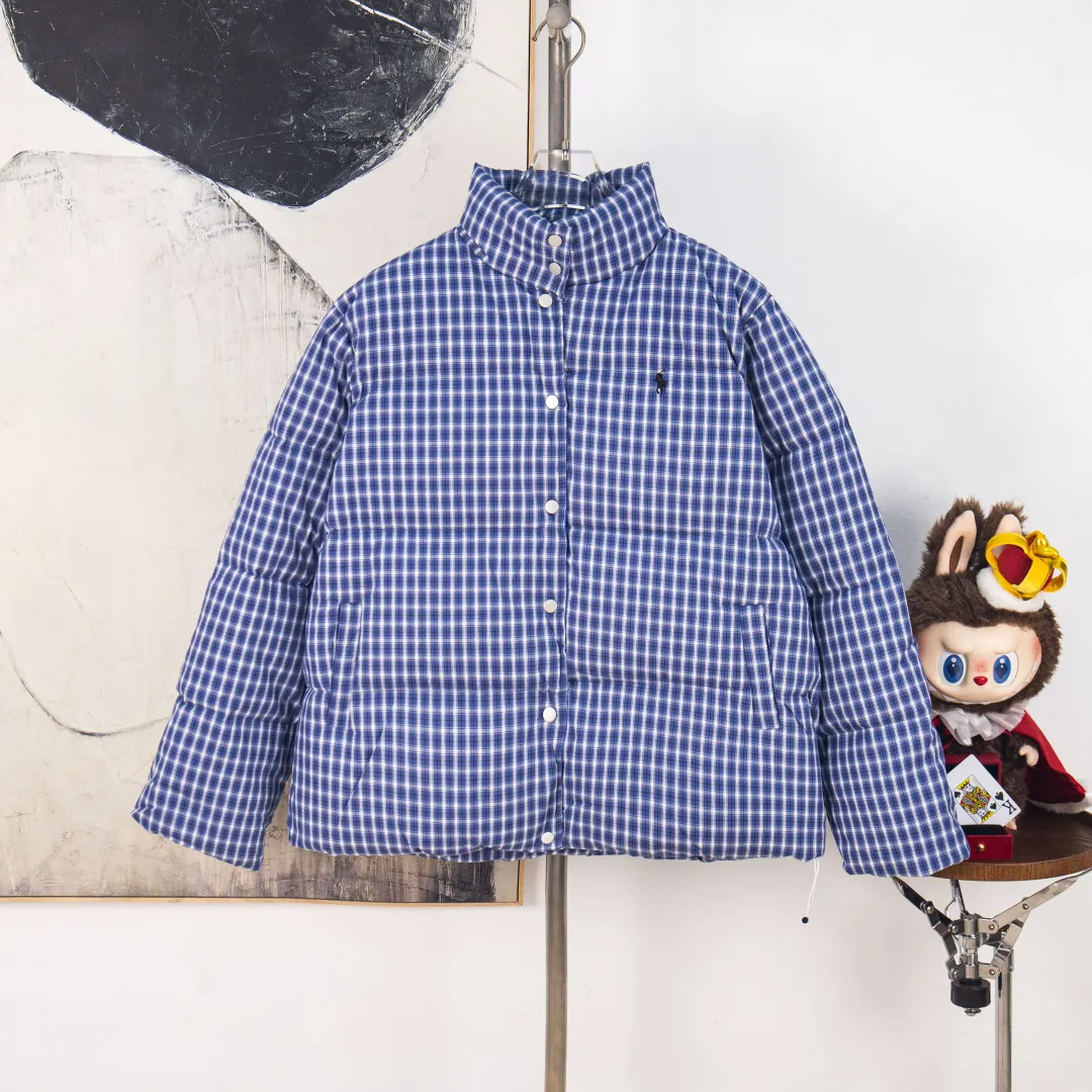 P560 zp version [Exclusive supply] Ralph Lauren/Ralph Lauren 2024aw new autumn and winter fresh small blue check short stand collar down jacket - face cotton high-count high-density yarn-dyed plaid fabric ✅ - 350T contrast polyester lining inside double-layer 360T high-density bile cloth ✅ - placket varnished pearl chestnut four-button hem with hidden elastic drawstring ✅ -RL lazy small blue check down jacket A must-have item for homegirls. Small blue checkered face. The color is soft and white. The shape and materials add points to the appearance. It is not greasy for daily wear. The blue checkered freshness makes the color uniform. Make a fashionable and eye-catching bag in dull winter. Color: Blue Checkered Size: S M L XL Number: WW10758